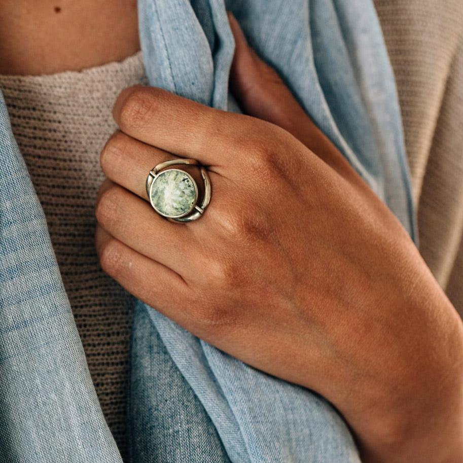 Side view of the Mood Harmony Reversible Gemstone Ring showcasing the green and blue stones.