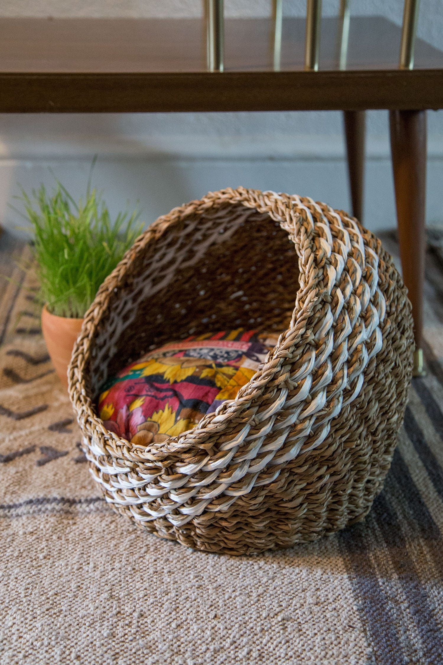 Close-up of the eco-friendly sari cat basket showcasing recycled fabric and stylish design